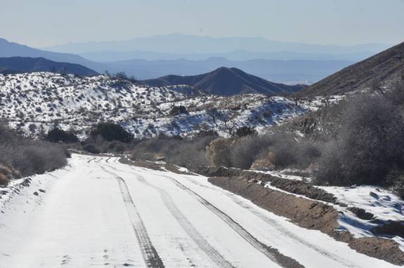 Estradas cobertas de neve na parte alta do belíssimo deserto de Mojave, na Califórnia, nos Estados Unidos